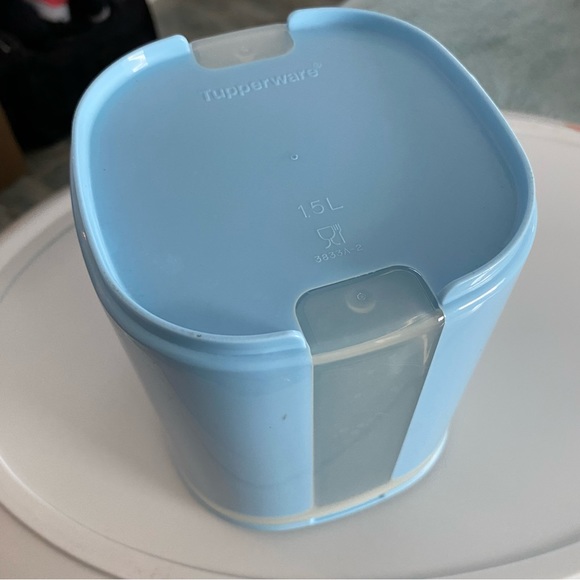 Tupperware Skyline Acrylic Canister - Picture 3 of 4